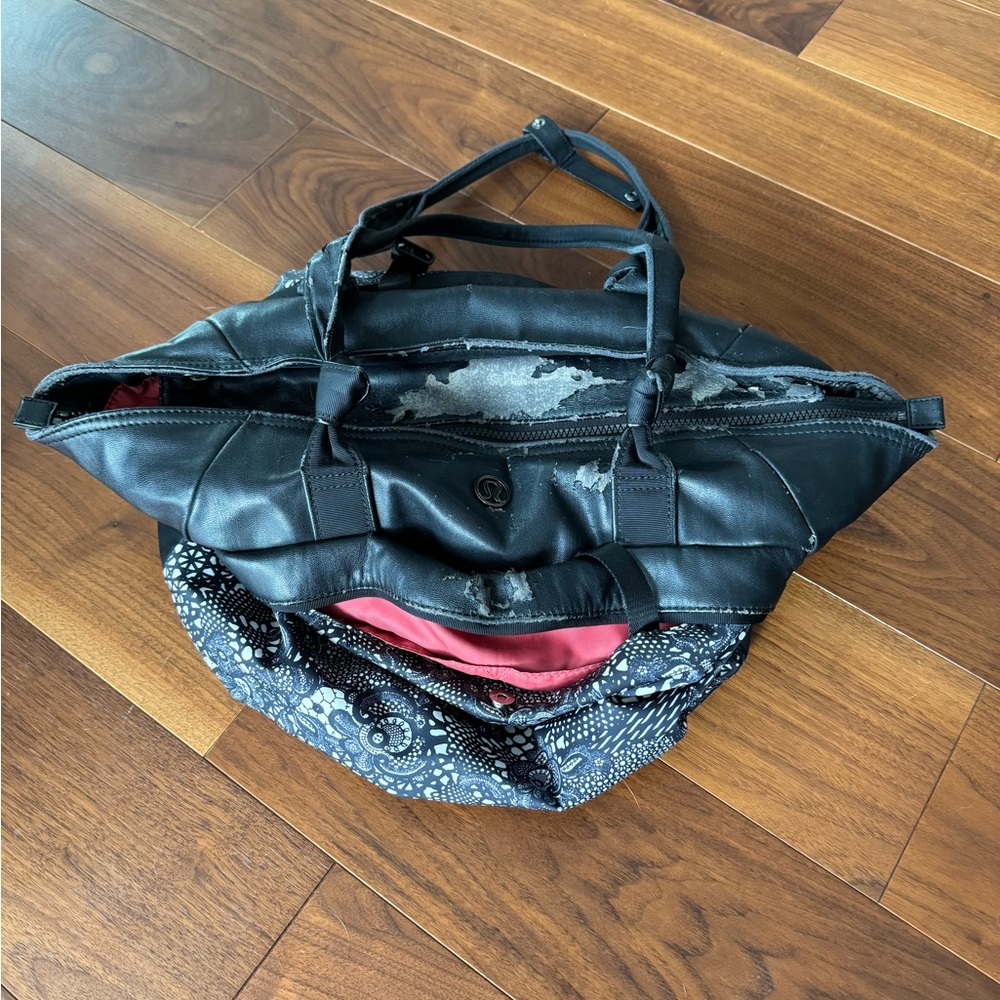 Lululemon Athletica Extra Large 21” Multicolore Tote/Duffle/Gym Bag Navy/Black - Picture 9 of 11